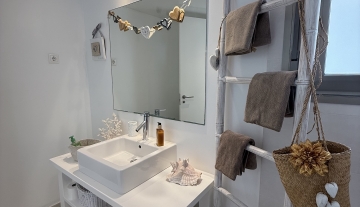 Resa Estates Ibiza longter rental Cala Tarida penthouse bathroom.jpeg